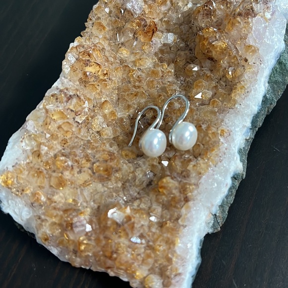 .925 sterling silver and faux pearl earrings - Picture 3 of 4